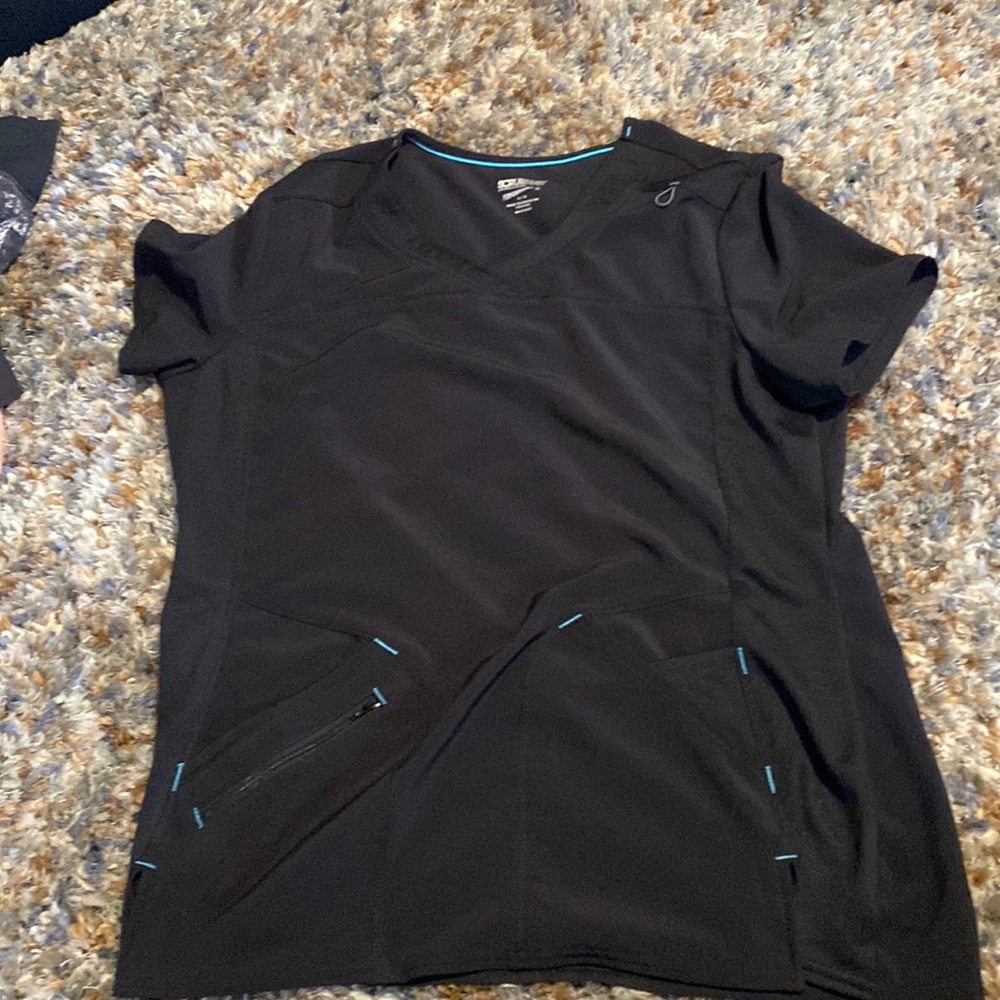 the blue stitches are a cute add on this scrubs